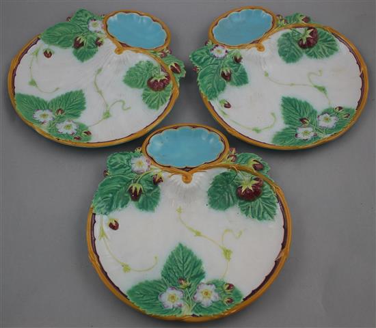 Three Minton majolica shell shape strawberry dishes, c.1867, 21.75cm